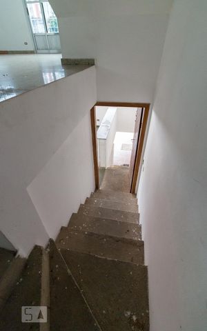 Casa à venda com 450m², 4 quartos e 8 vagasEscada para área externa