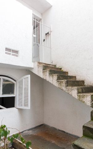 Casa à venda com 450m², 4 quartos e 8 vagasEntrada área de serviço