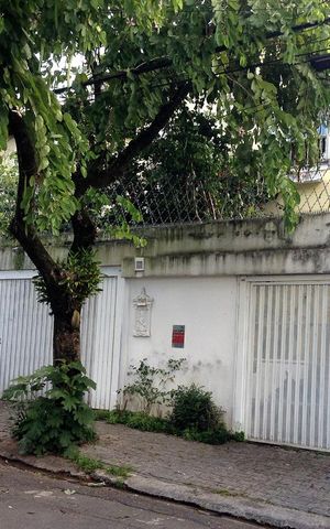 Casa à venda com 250m², 4 quartos e 4 vagasFachada