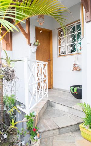 Casa à venda com 230m², 4 quartos e 4 vagas Casa à venda com 230m², 4 quartos e 4 vagasENTRADA