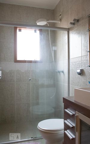 Casa à venda com 230m², 4 quartos e 4 vagas Casa à venda com 230m², 4 quartos e 4 vagasBANHEIRO