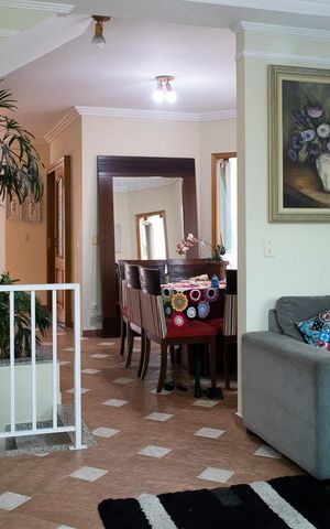 Casa à venda com 230m², 4 quartos e 4 vagas Casa à venda com 230m², 4 quartos e 4 vagasSALA