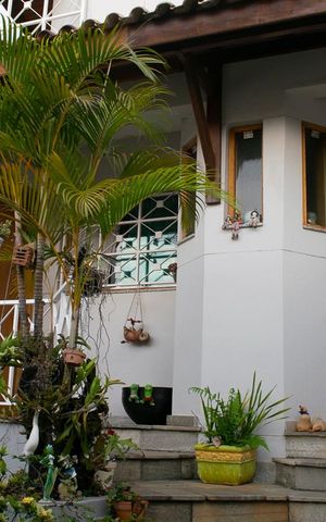 Casa à venda com 230m², 4 quartos e 4 vagas Casa à venda com 230m², 4 quartos e 4 vagasFACHADA