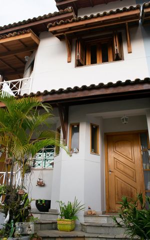 Casa à venda com 230m², 4 quartos e 4 vagas Casa à venda com 230m², 4 quartos e 4 vagasFACHADA