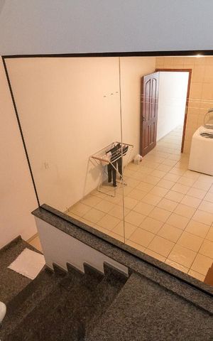 Casa para alugar com 380m², 4 quartos e 4 vagasEscadas
