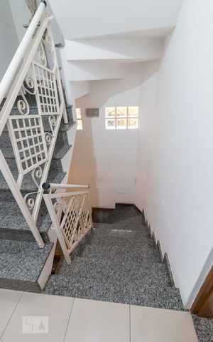 Casa para alugar com 380m², 4 quartos e 4 vagasEscadas