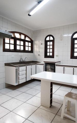 Casa à venda com 156m², 4 quartos e 2 vagas Casa à venda com 156m², 4 quartos e 2 vagasCozinha