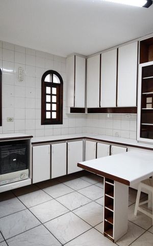 Casa à venda com 156m², 4 quartos e 2 vagas Casa à venda com 156m², 4 quartos e 2 vagasCozinha
