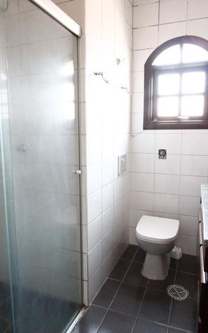 Casa à venda com 156m², 4 quartos e 2 vagas Casa à venda com 156m², 4 quartos e 2 vagasBanheiro