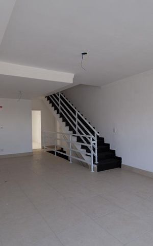 Casa de condomínio à venda com 180m², 3 quartos e 4 vagas Casa de condomínio à venda com 180m², 3 quartos e 4 vagasSala
