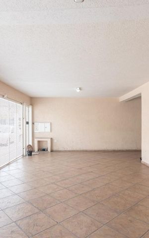 Casa à venda com 250m², 3 quartos e 6 vagas Casa à venda com 250m², 3 quartos e 6 vagasGaragem