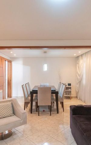 Casa à venda com 250m², 3 quartos e 6 vagas Casa à venda com 250m², 3 quartos e 6 vagasSala