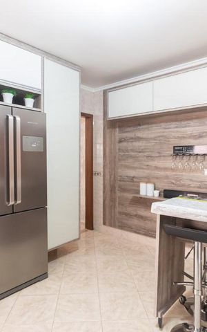 Casa à venda com 250m², 3 quartos e 6 vagas Casa à venda com 250m², 3 quartos e 6 vagasCozinha