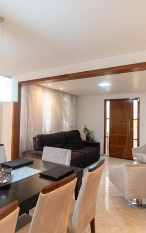 Casa à venda com 250m², 3 quartos e 6 vagas Casa à venda com 250m², 3 quartos e 6 vagasSala