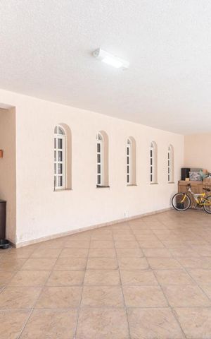 Casa à venda com 250m², 3 quartos e 6 vagas Casa à venda com 250m², 3 quartos e 6 vagasGaragem