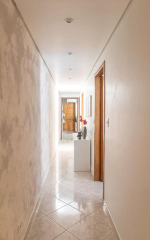 Casa à venda com 250m², 3 quartos e 6 vagas Casa à venda com 250m², 3 quartos e 6 vagasCorredor