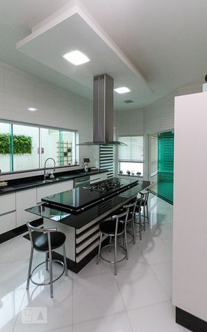 Casa à venda com 620m², 3 quartos e 5 vagas Casa à venda com 620m², 3 quartos e 5 vagasCozinha