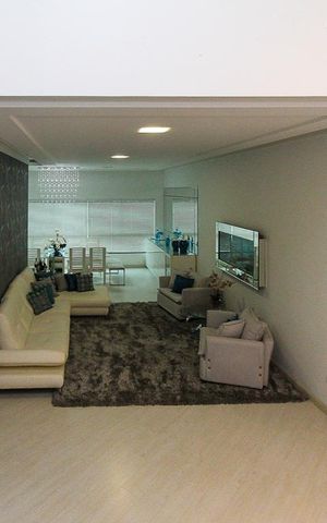 Casa à venda com 620m², 3 quartos e 5 vagas Casa à venda com 620m², 3 quartos e 5 vagasHall dos Quarto
