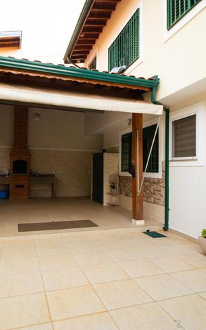 Casa à venda com 340m², 4 quartos e 4 vagas Casa à venda com 340m², 4 quartos e 4 vagasQuintal