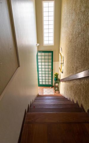 Casa à venda com 340m², 4 quartos e 4 vagas Casa à venda com 340m², 4 quartos e 4 vagasEscada Entrada