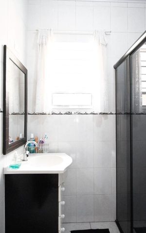 Casa à venda com 120m², 2 quartos e 2 vagas Casa à venda com 120m², 2 quartos e 2 vagasBanheiro