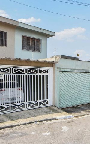 Casa à venda com 220m², 3 quartos e 2 vagas Casa à venda com 220m², 3 quartos e 2 vagasCasa