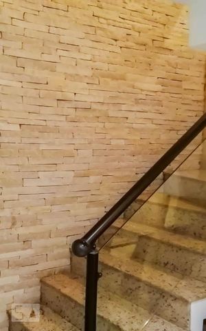 Casa à venda com 140m², 3 quartos e 2 vagas Casa à venda com 140m², 3 quartos e 2 vagasEscada