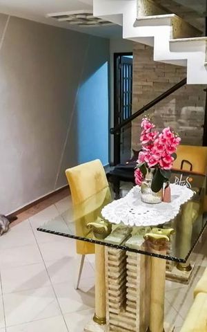 Casa à venda com 140m², 3 quartos e 2 vagas Casa à venda com 140m², 3 quartos e 2 vagasSala