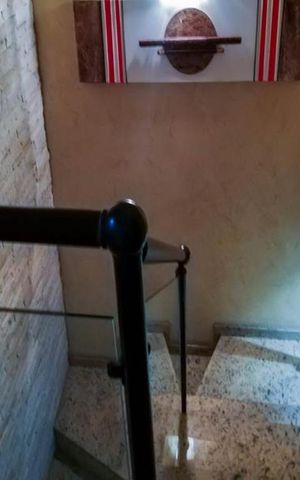 Casa à venda com 140m², 3 quartos e 2 vagas Casa à venda com 140m², 3 quartos e 2 vagasEscada