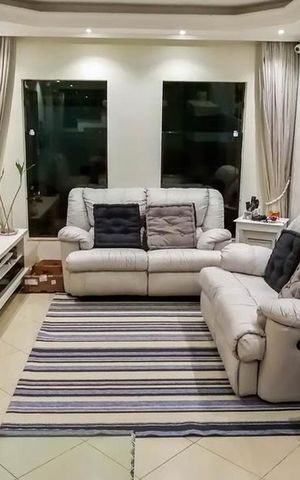 Casa à venda com 140m², 3 quartos e 2 vagas Casa à venda com 140m², 3 quartos e 2 vagasSala
