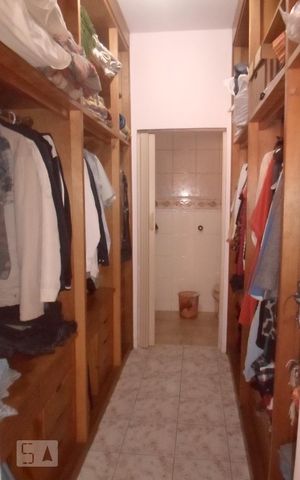 Casa à venda com 398m², 4 quartos e 8 vagas Casa à venda com 398m², 4 quartos e 8 vagasCloset