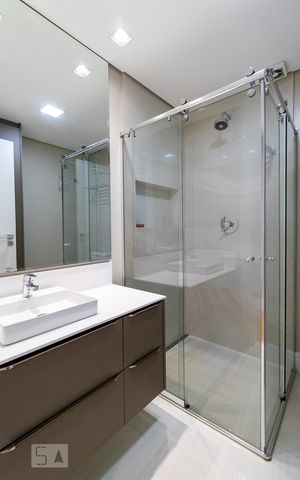 Apartamento à venda com 214m², 3 quartos e 2 vagas Apartamento à venda com 214m², 3 quartos e 2 vagasBanheiro da suíte 2