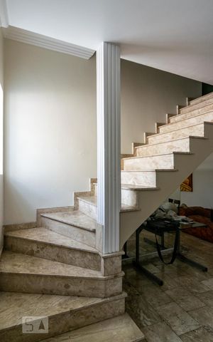Casa para alugar com 330m², 3 quartos e 2 vagas Casa para alugar com 330m², 3 quartos e 2 vagasEscadas