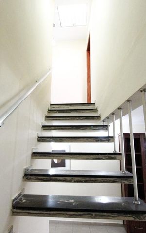 Casa à venda com 150m², 3 quartos e 2 vagas Casa à venda com 150m², 3 quartos e 2 vagasEscada