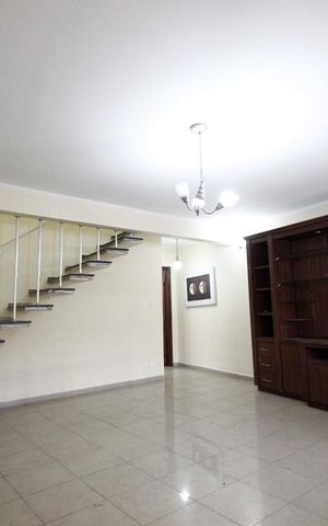Casa à venda com 150m², 3 quartos e 2 vagas Casa à venda com 150m², 3 quartos e 2 vagasSala