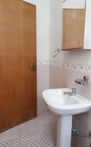 Casa à venda com 150m², 3 quartos e 2 vagas Casa à venda com 150m², 3 quartos e 2 vagasBanheiro