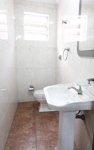 Casa à venda com 150m², 3 quartos e 2 vagas Casa à venda com 150m², 3 quartos e 2 vagasBanheiro