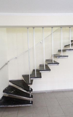 Casa à venda com 150m², 3 quartos e 2 vagas Casa à venda com 150m², 3 quartos e 2 vagasEscada