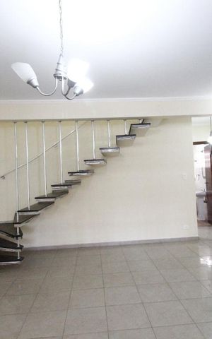 Casa à venda com 150m², 3 quartos e 2 vagas Casa à venda com 150m², 3 quartos e 2 vagasSala