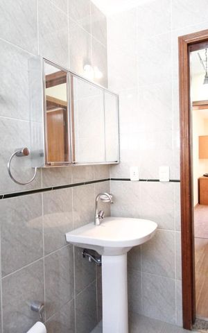 Casa à venda com 150m², 3 quartos e 2 vagas Casa à venda com 150m², 3 quartos e 2 vagasBanheiro