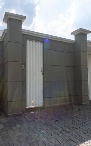 Casa à venda com 550m², 5 quartos e 6 vagas Casa à venda com 550m², 5 quartos e 6 vagasFachada