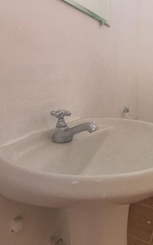 Casa à venda com 37m², 1 quarto e sem vaga Casa à venda com 37m², 1 quarto e sem vagaBanheiro