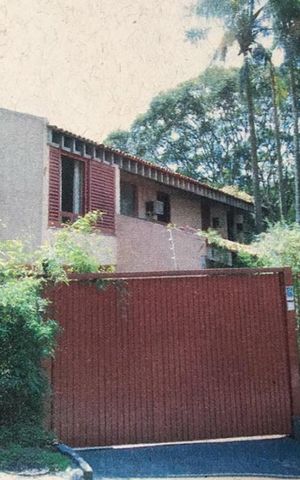 Casa à venda com 460m², 2 quartos e 3 vagas Casa à venda com 460m², 2 quartos e 3 vagasFachada