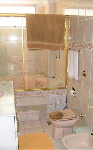 Apartamento à venda com 230m², 4 quartos e 3 vagas Apartamento à venda com 230m², 4 quartos e 3 vagasBanheiro 1