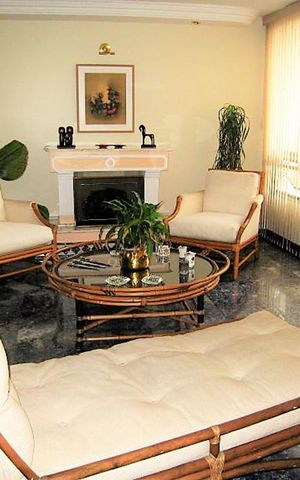 Apartamento à venda com 230m², 4 quartos e 3 vagas Apartamento à venda com 230m², 4 quartos e 3 vagasSala