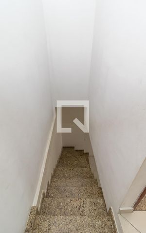 Casa à venda com 110m², 2 quartos e 2 vagasEscada