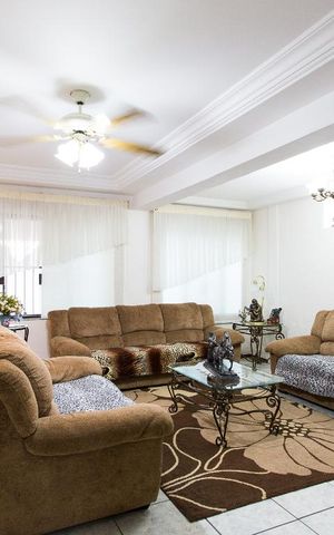 Casa à venda com 220m², 3 quartos e 3 vagasSala