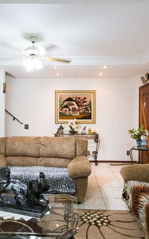 Casa à venda com 220m², 3 quartos e 3 vagasSala