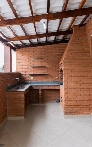 Casa à venda com 210m², 3 quartos e 2 vagasFundos - Churrasqueira