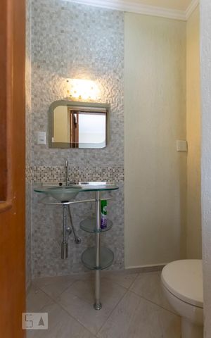 Casa à venda com 210m², 3 quartos e 2 vagas1o. Andar - Lavabo